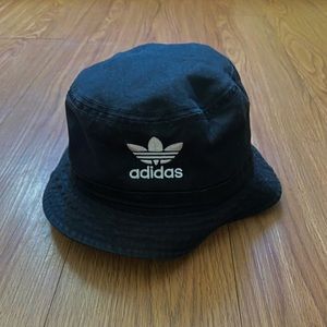 Black Bucket hat 🎩 (OS)